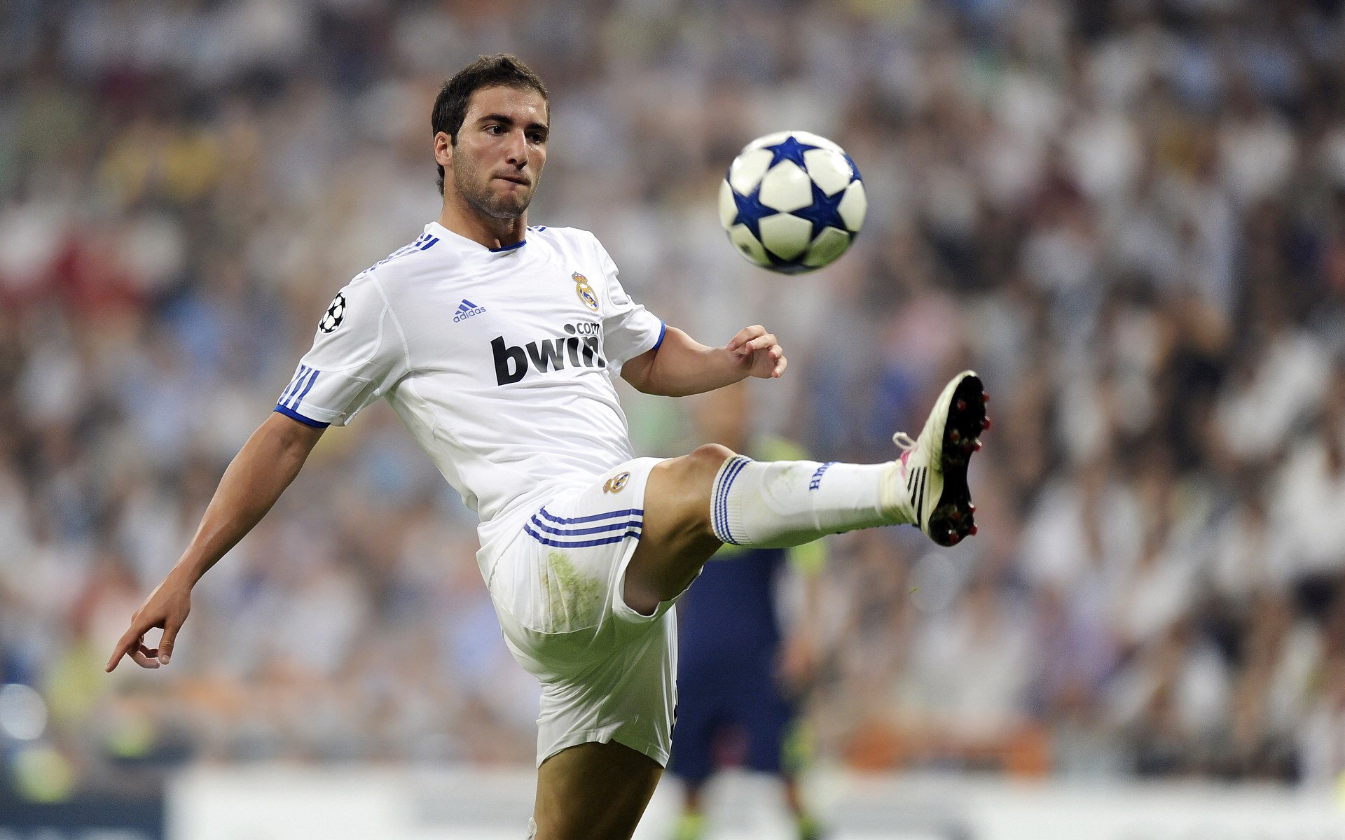 开云-哈兰德五连胜领跑积分榜，孙兴慜主帅陷下课危机—英超冰火两重天，哈兰德五连胜领跑，孙兴慜主帅陷下课危机——英超冰火两重天